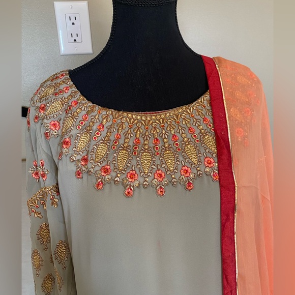 Palazzo Suit - Picture 4 of 5